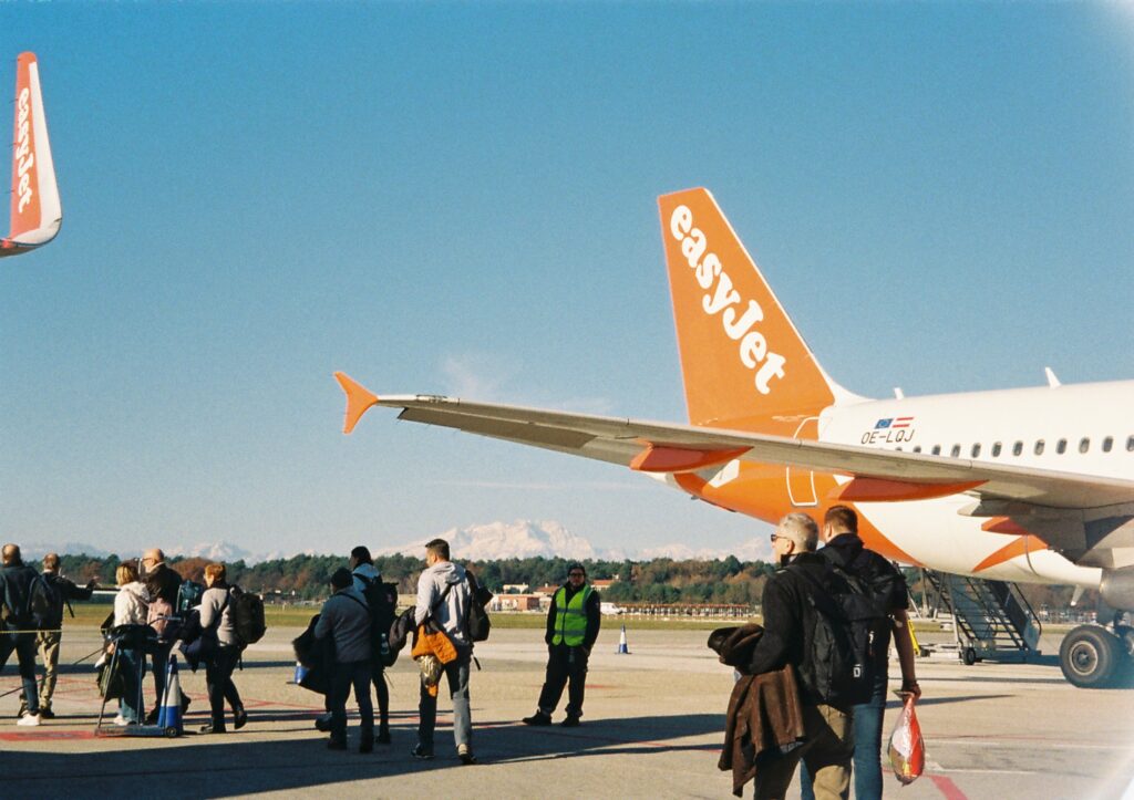 Nella foto è presente l'aereo che ci avrebbe portato a Praga con, nello sfondo, il Monte Rosa innevato.