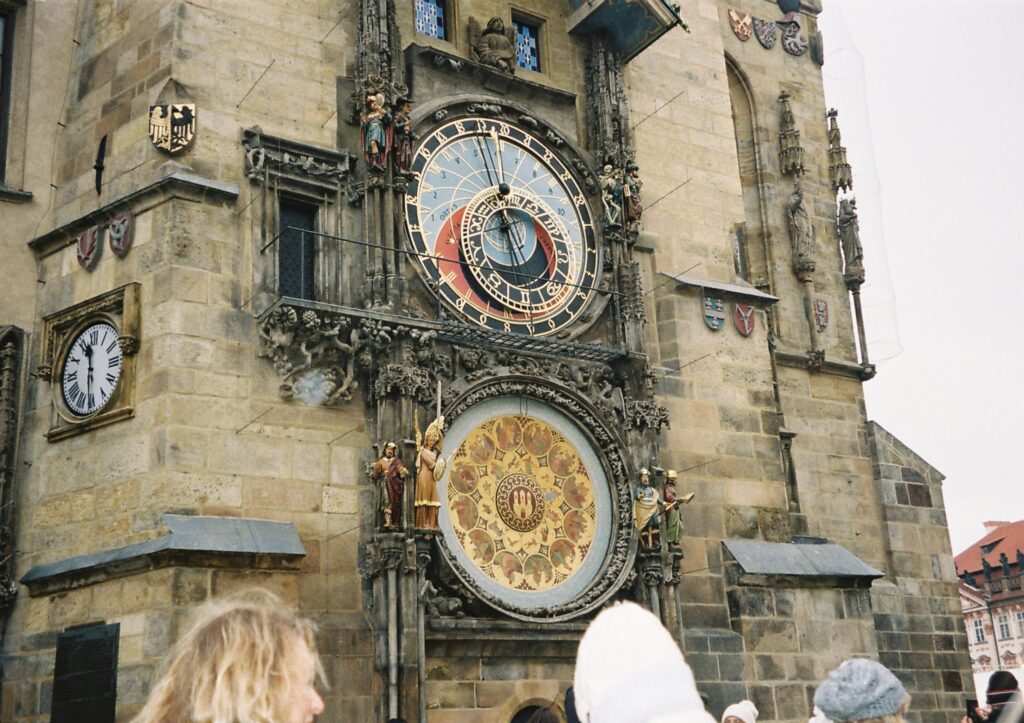 Ho immortalato il famoso orologio astronomico di Praga che con i suoi colori sgargianti e la sua imponenza regna sovrano sulla piazza principale della città.