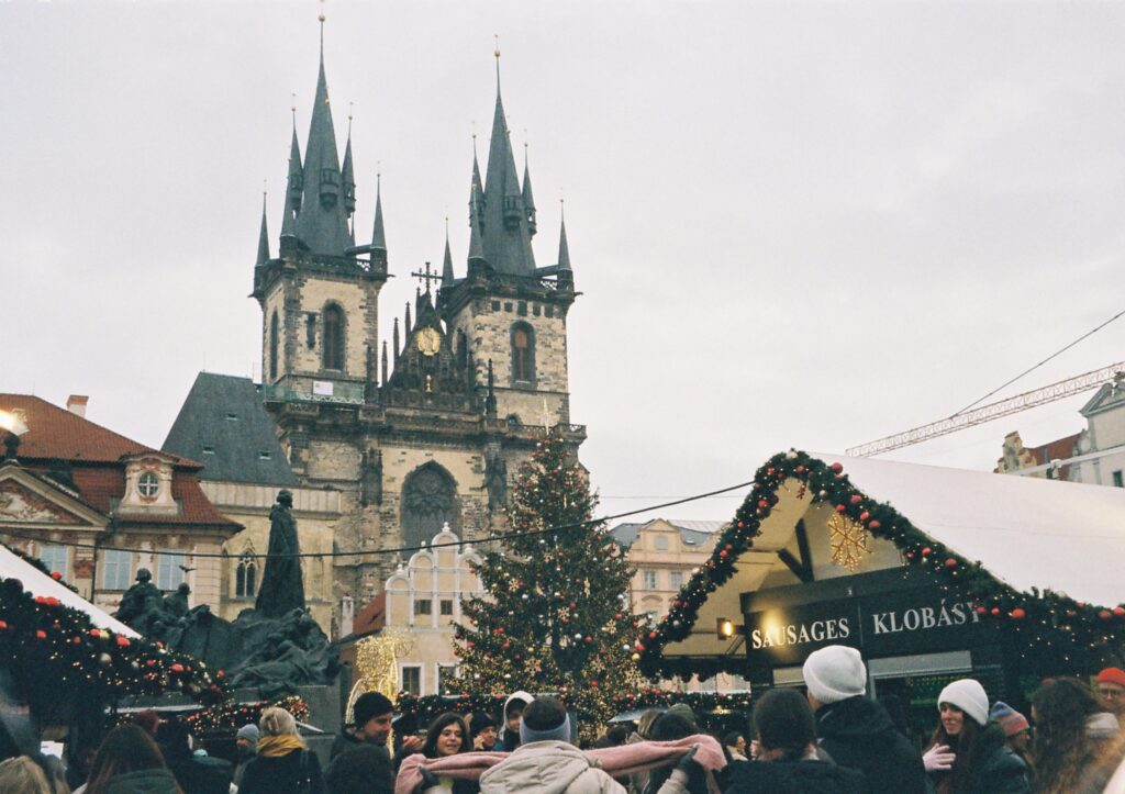 Qui è presente la cattedrale di Praga che si staglia sull'albero di Natale e sulle bancarelle natalizie.